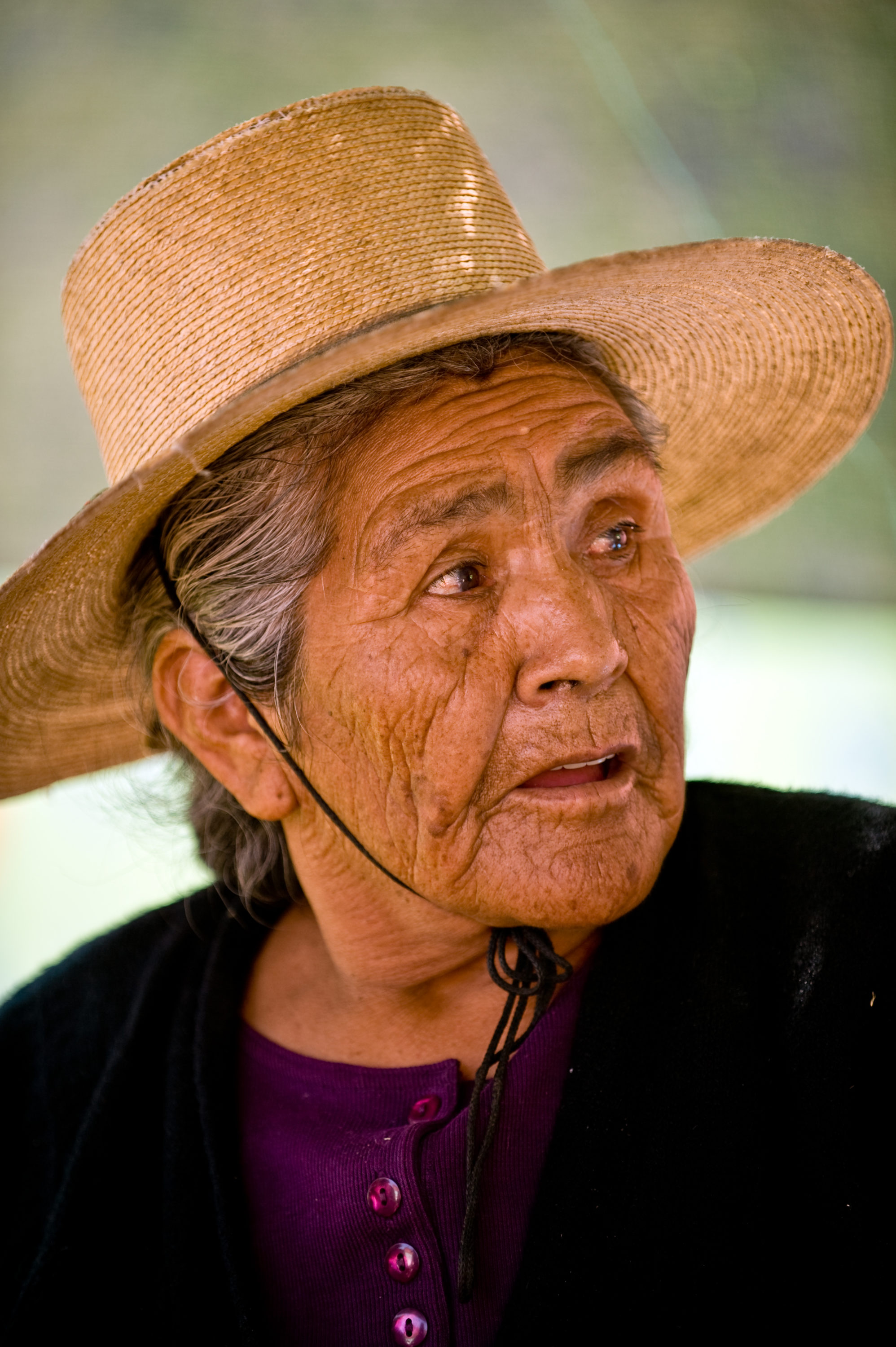 Foto di donna con un cappello particolare in un mercato di san pedro de atacama