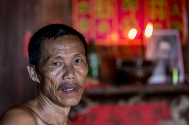 cina, un uomo nella sua casa di fenghuang