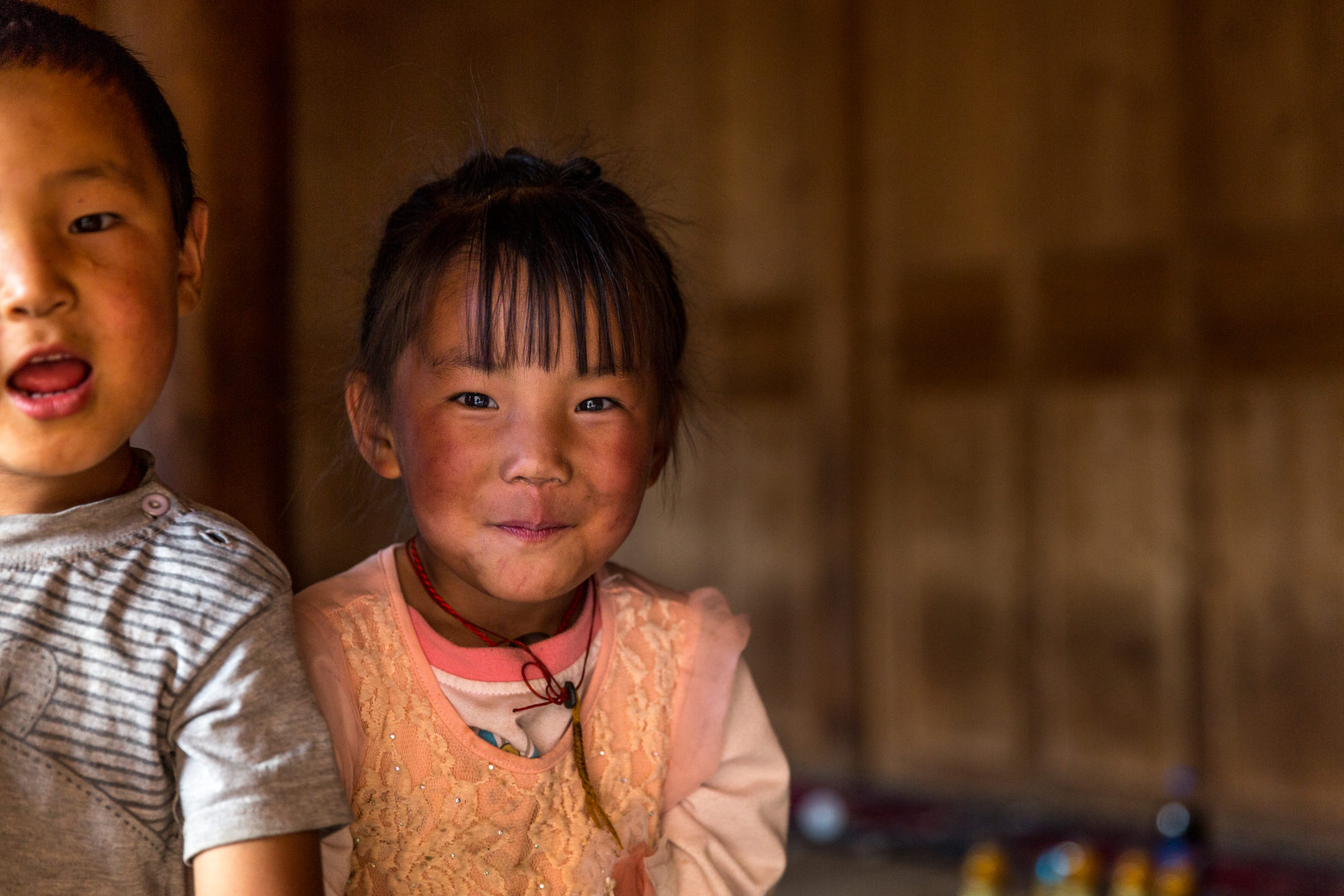 Foto di Due bambini nel monastero di Xiahe