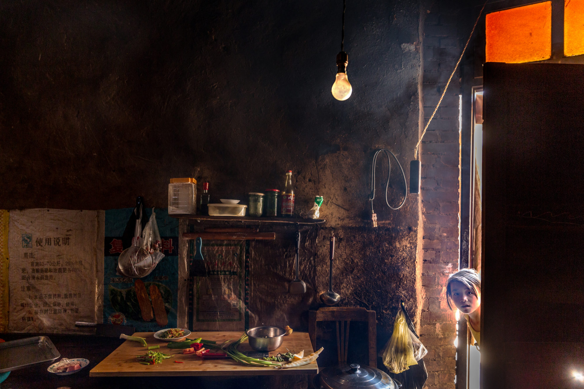 Foto di Una bimba spia dalla porta della cucina