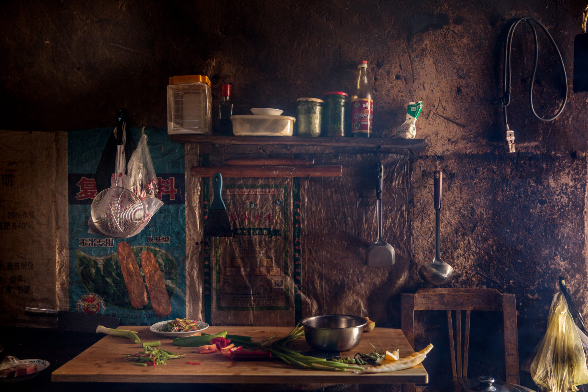 Foto di Una cucina con un tavolo e cibo