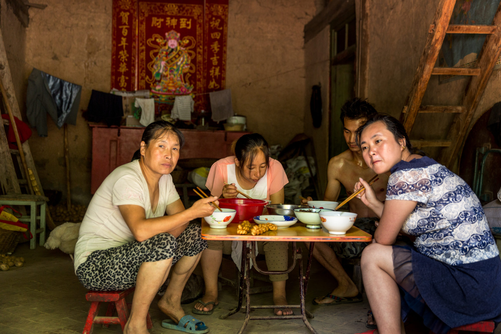 Foto di Una famiglia mangia attorno ad un tavolo