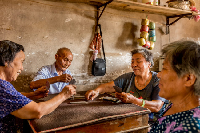 Un gruppo di anziani gioca a carte