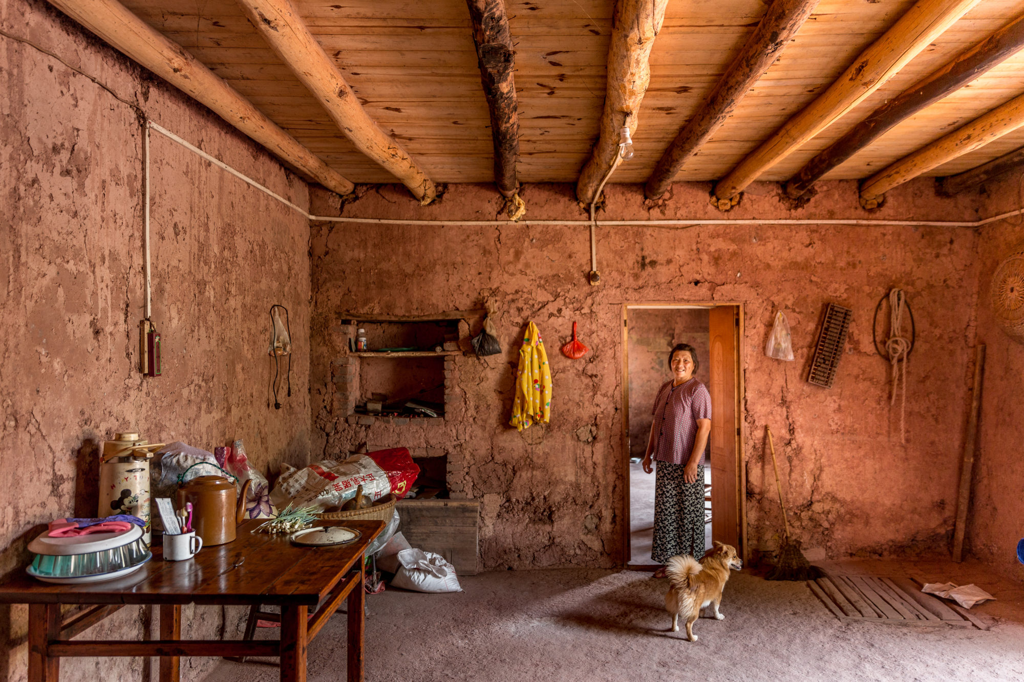 Foto di Una donna all’interno della propria abitazione