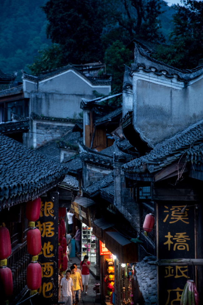 Una strada di Fenghuang al crepuscolo