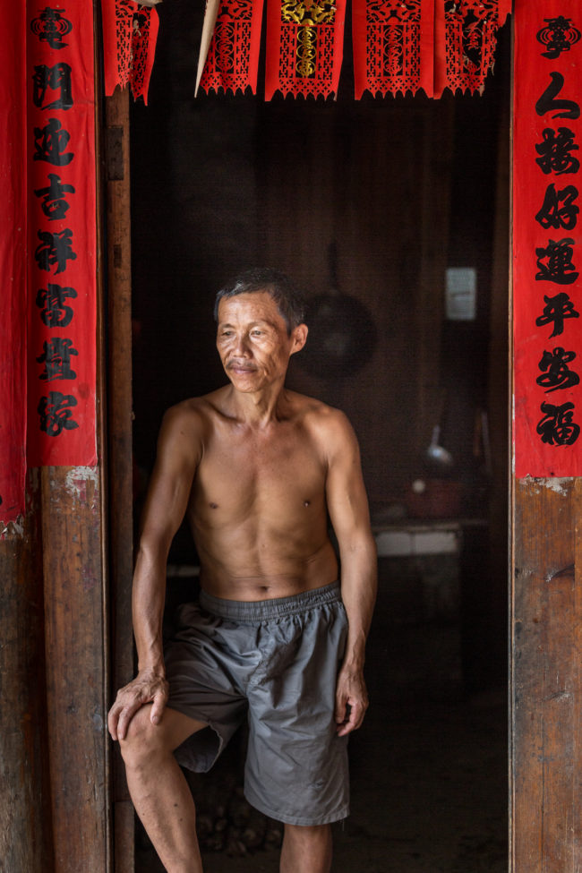 Un uomo sulla porta di casa sua a Fenghuang