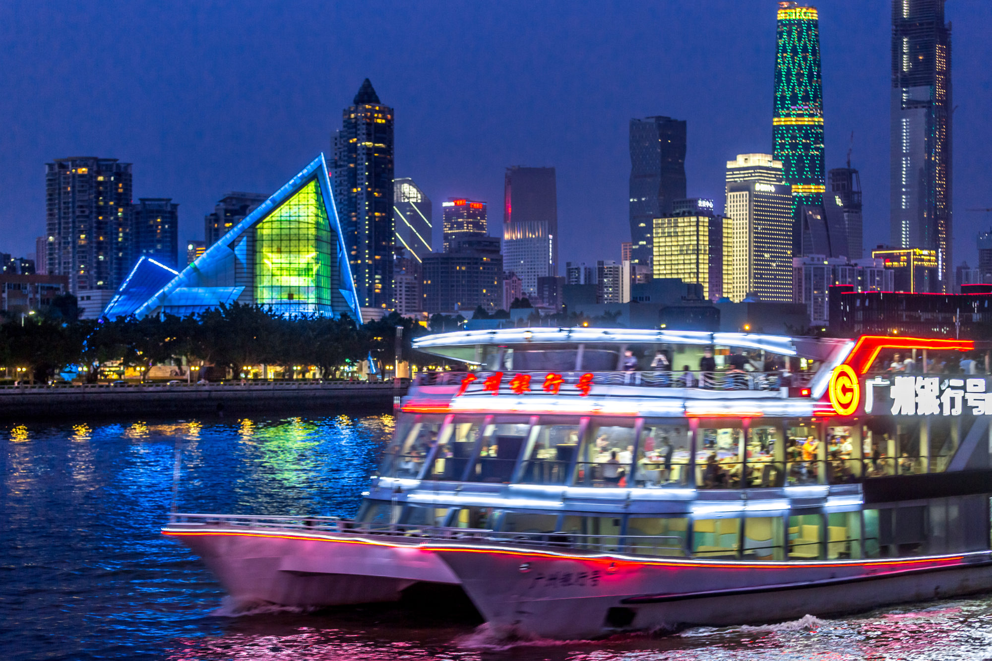 Foto di Centro di Guangzhou al crepuscolo visto dal fiume