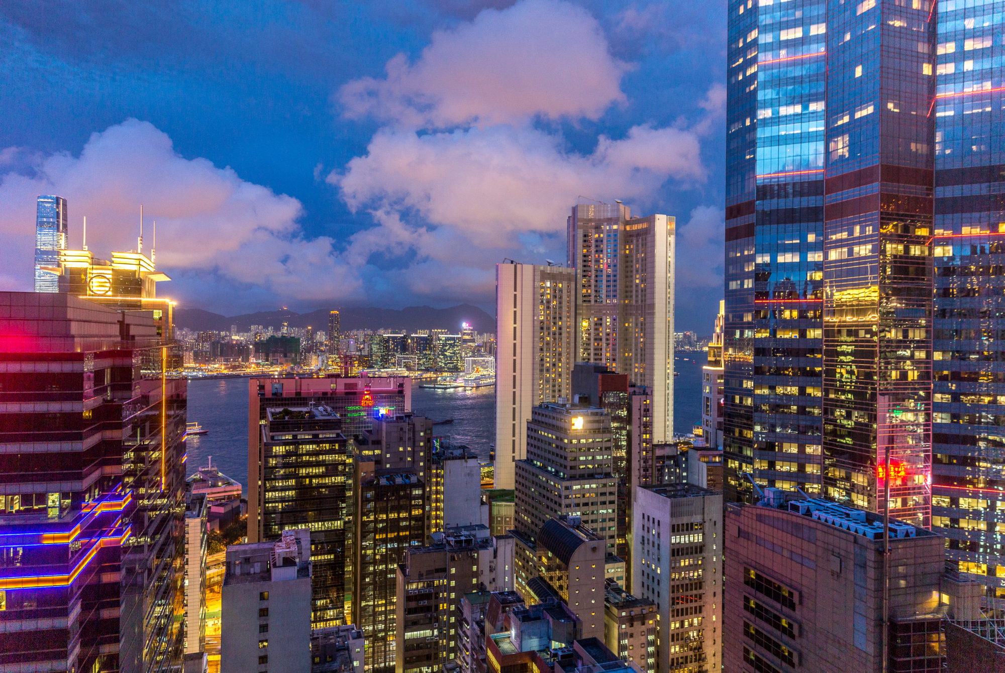 Foto di Palazzi nel centro di Hong Kong al crepuscolo