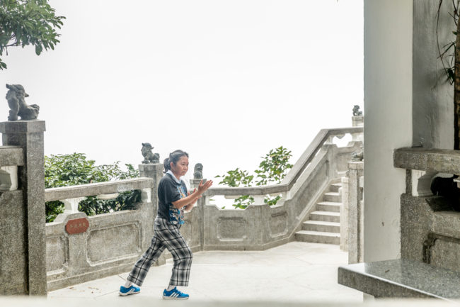 Una donna pratica tai chi sul Victoria Peak ad Hong Kong