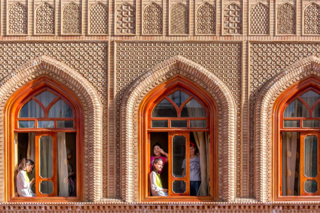 Kashgar. Ragazzi spiano dalle finestre di una scuola privata