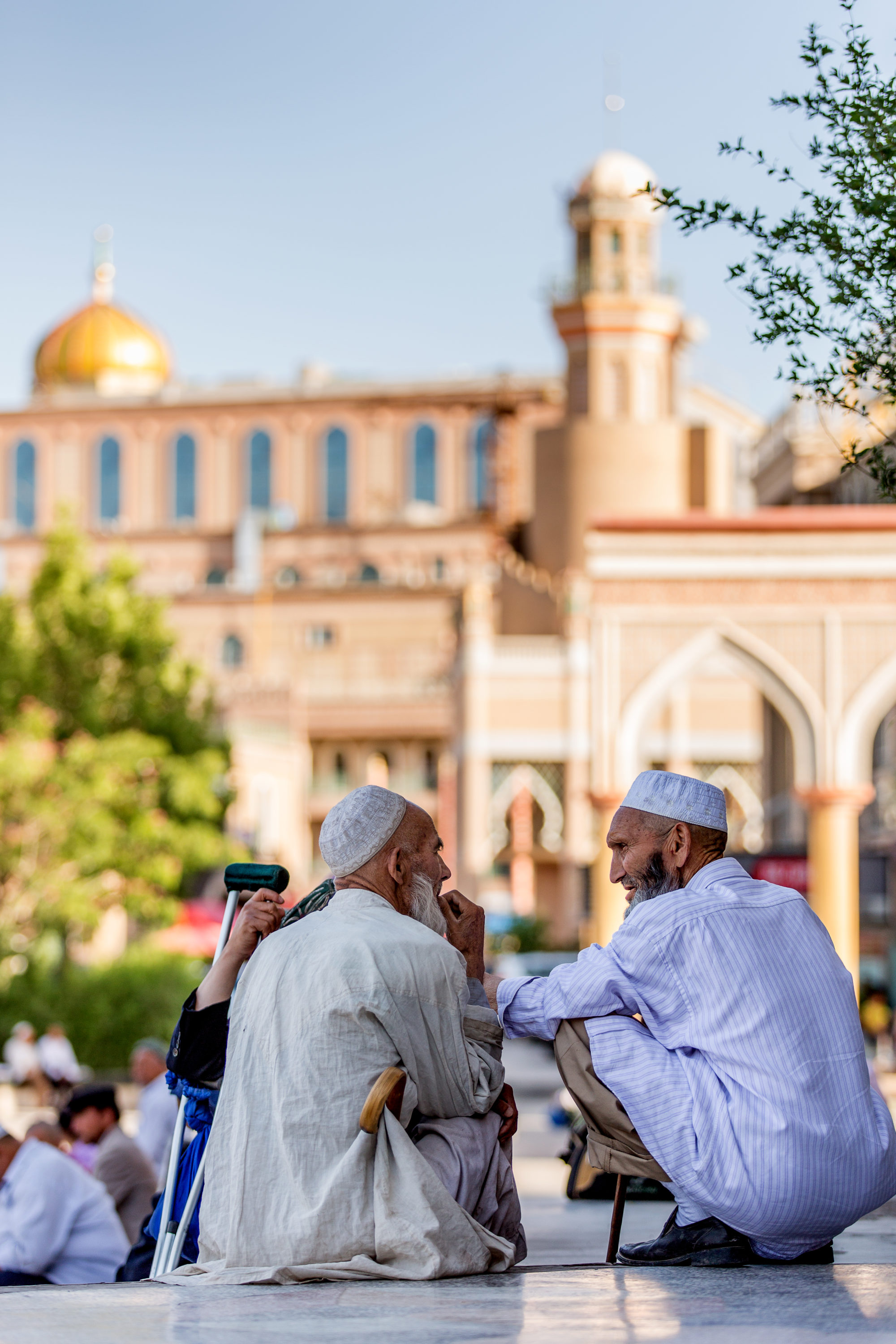 Foto di Kashgar. Due uomini parlano in piazza