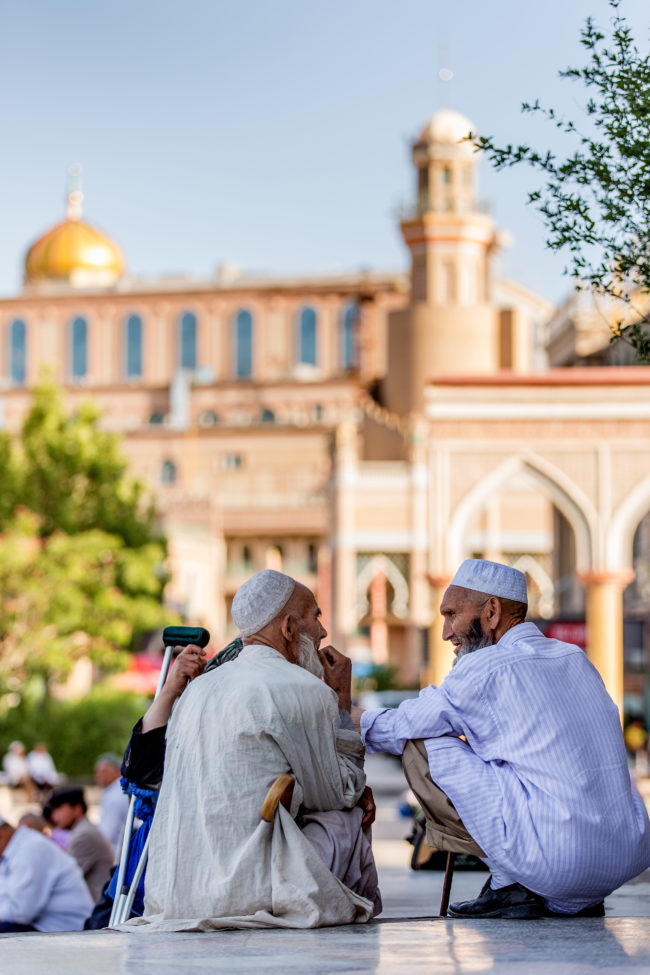 Kashgar. Due uomini parlano in piazza