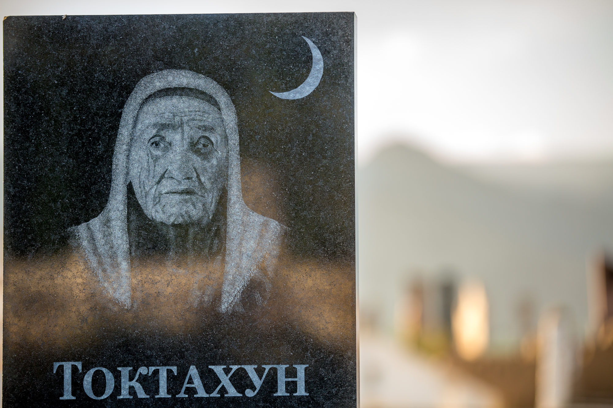 Foto di Kirghizistan: lapide marmorea in un cimitero di Kockor