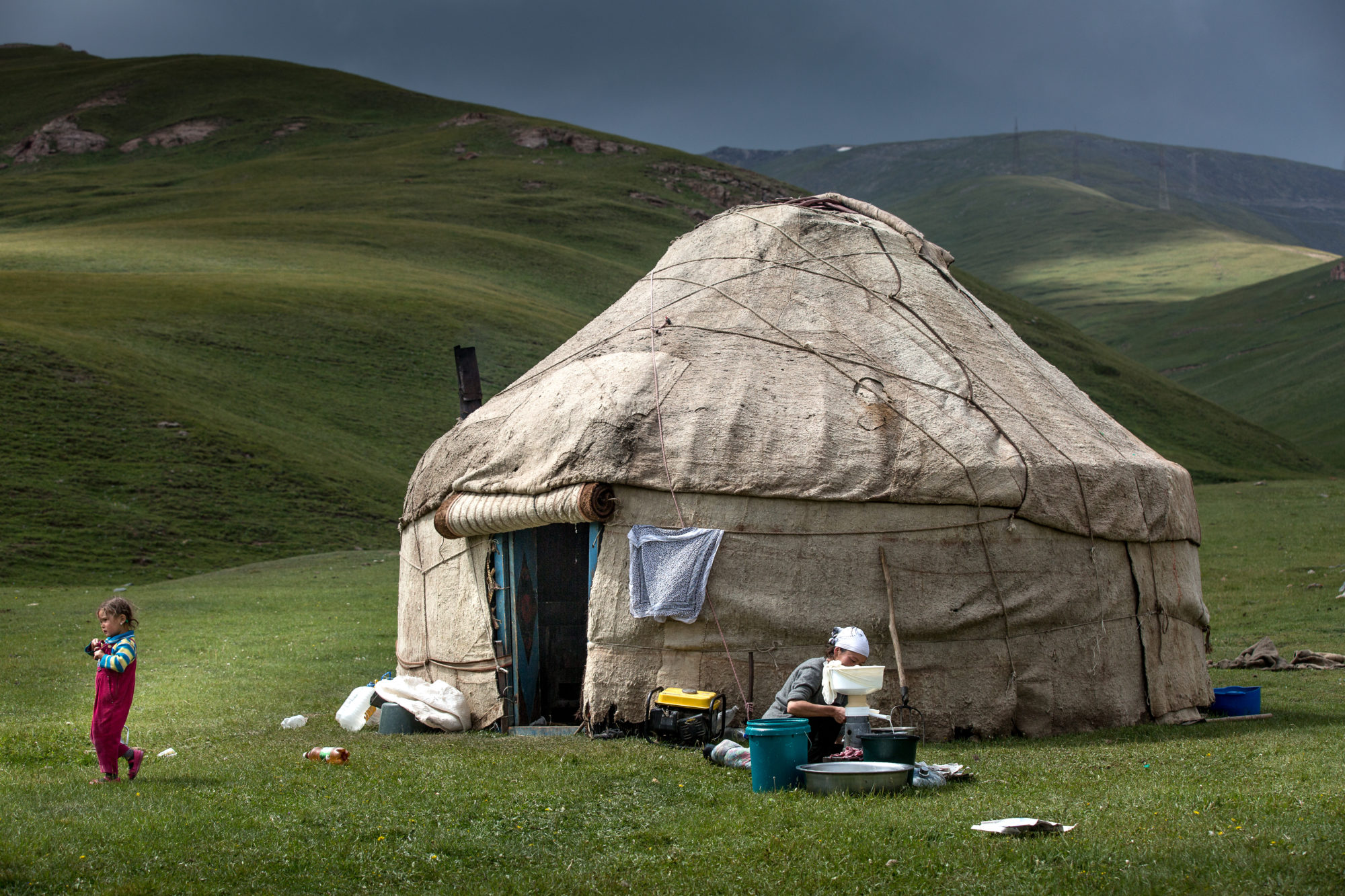 Foto di Kighizista: una donna lavora il latte fuori dalla sua yurta