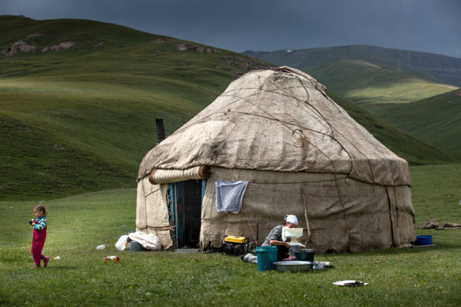 Kighizista: una donna lavora il latte fuori dalla sua yurta