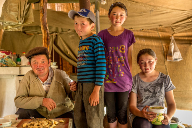Kirghizistan: famiglia all'interno di una yurta