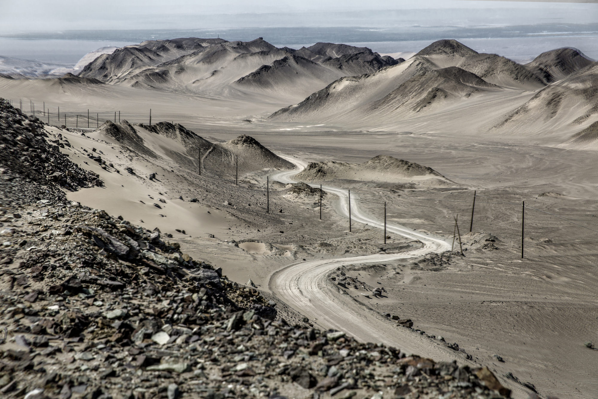 Foto di Una strada corre ai margini del deserto del Taklamakan