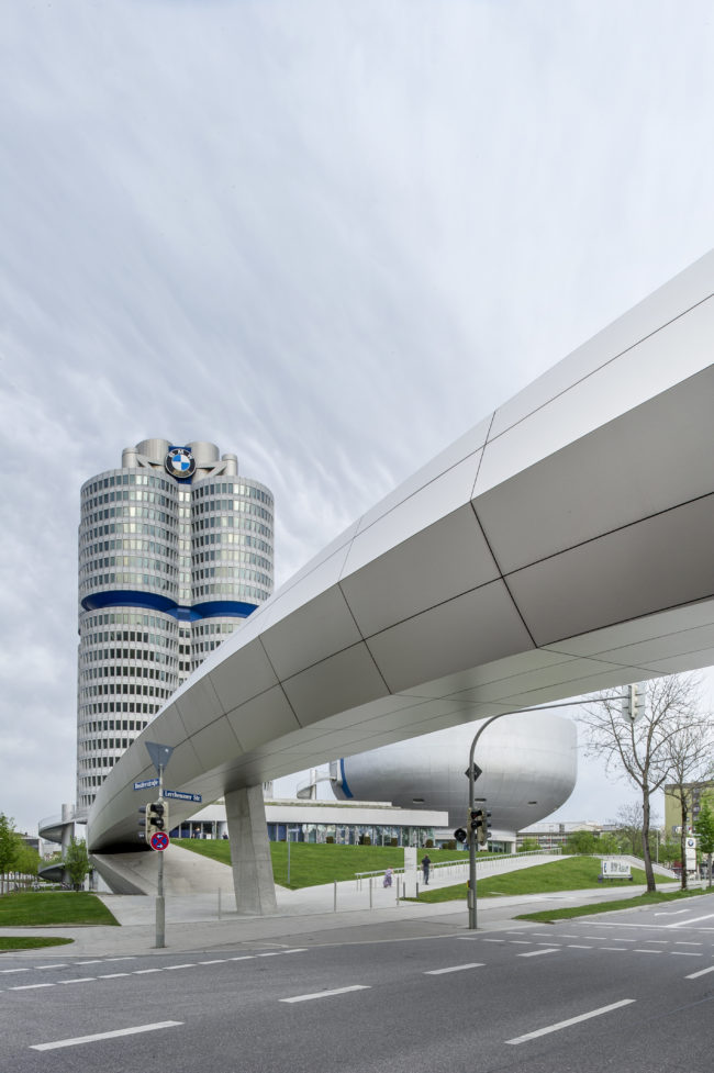 Ponte e fabbrica della BMW con cielo coperto di nuvole