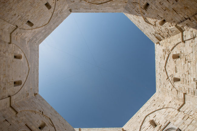 Castel del Monte, vista dal centro della corte interna