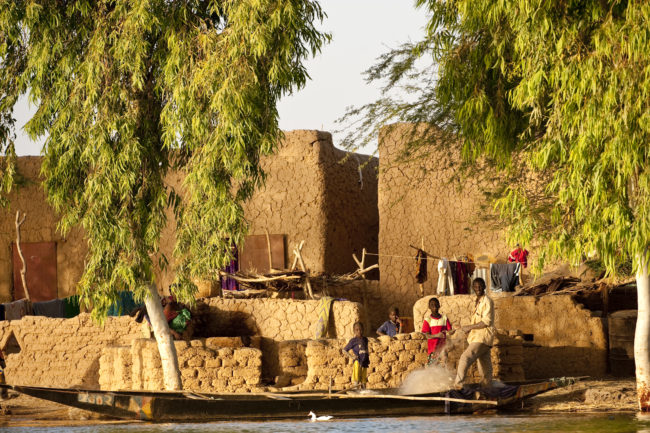 L'ultimo sole illumina un villaggio di pescatori sul fiume Niger