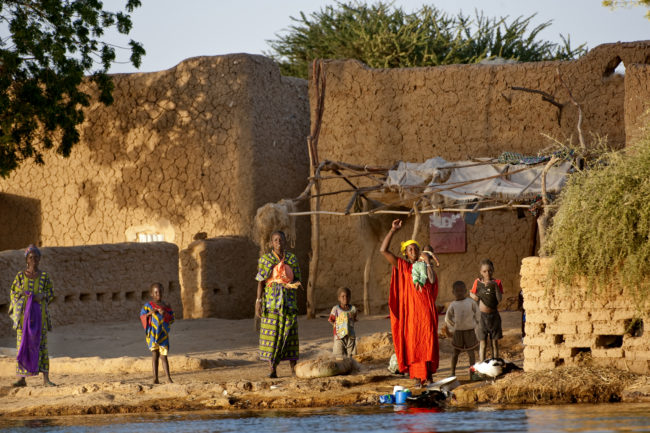 L'ultimo sole illumina un villaggio di pescatori sul fiume Niger