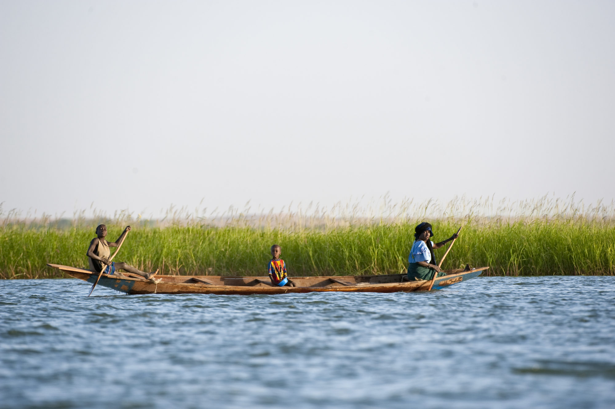 Foto di Una famiglia su un’imbarcazione sul fiume Niger