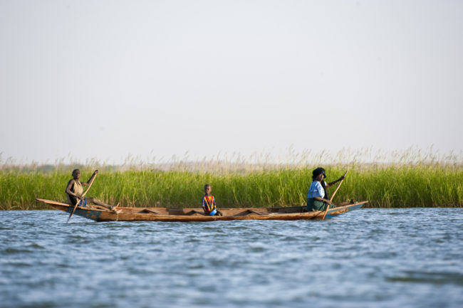 Una famiglia su un'imbarcazione sul fiume Niger