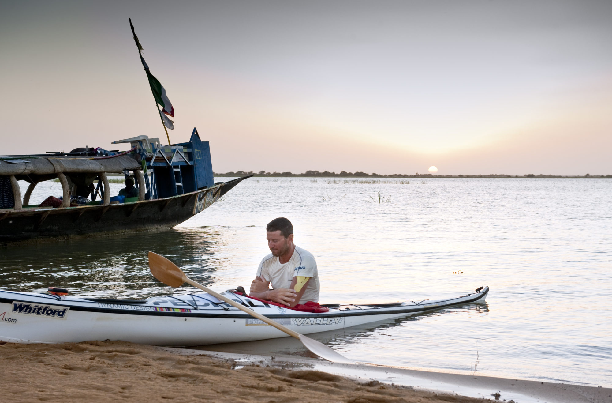 Foto di Aldo Mazzocchi al termine di una tappa durante la sua spedizione sul fiume Niger