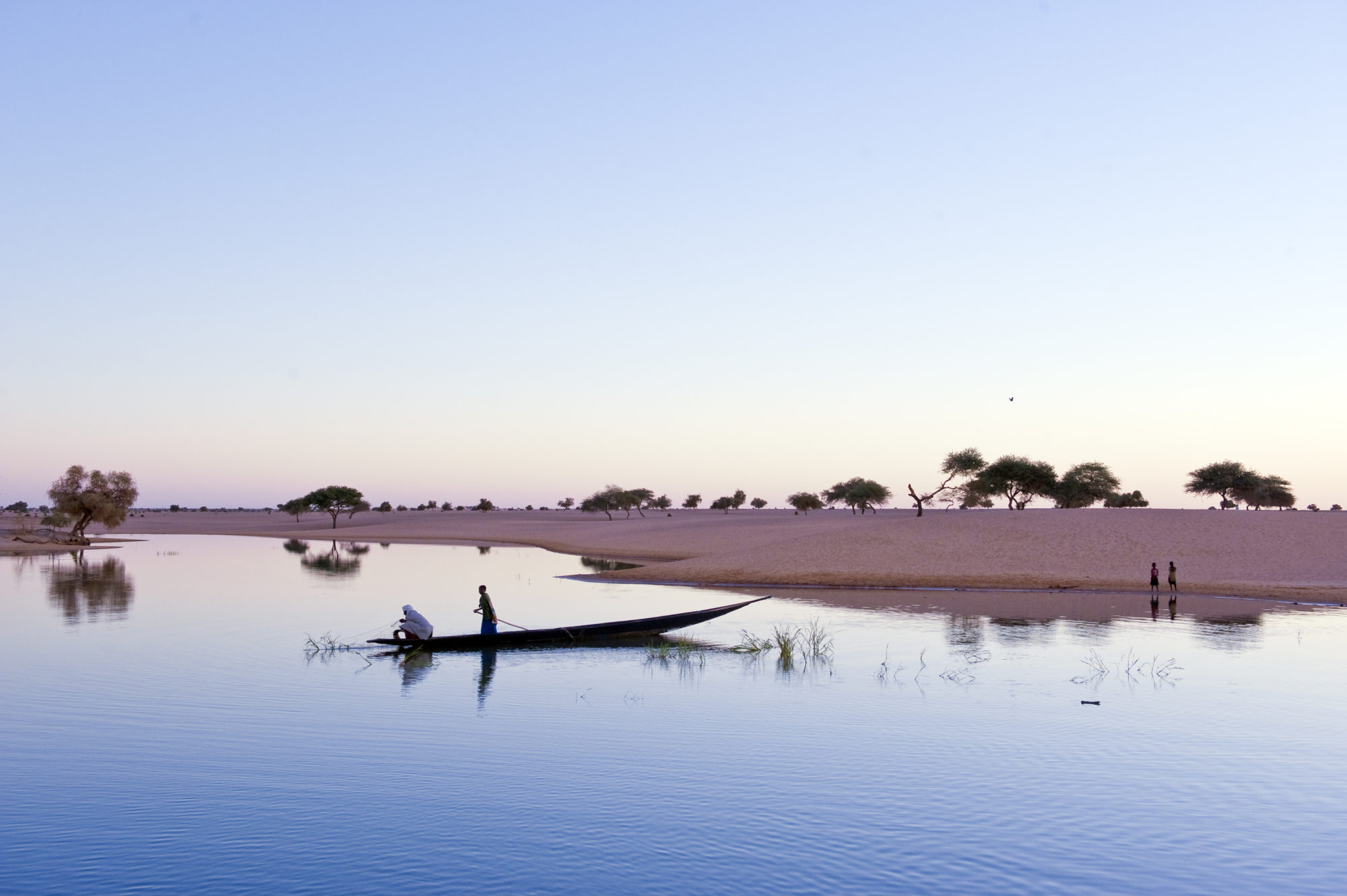 Foto di Due pescatori all’alba sul fiume Niger