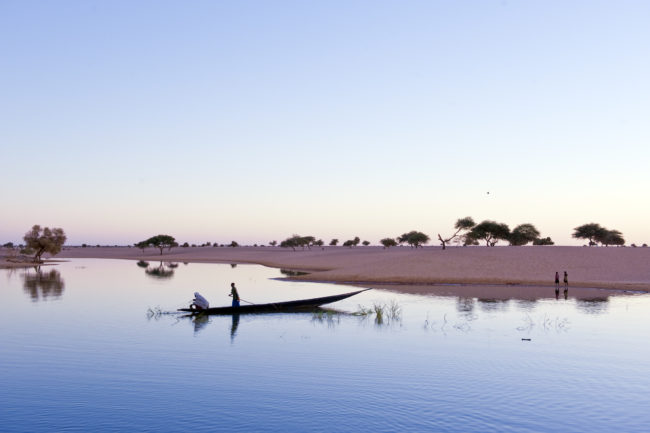 Due pescatori all'alba sul fiume Niger