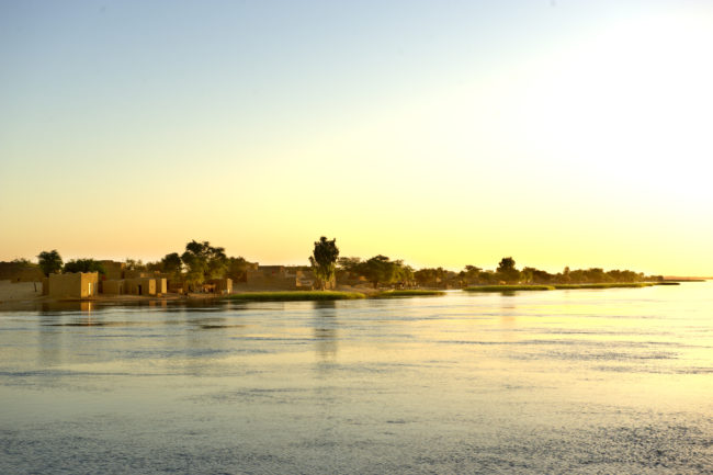 Alba in un villaggio affacciato sul fiume Niger
