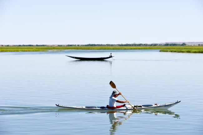 Aldo Mazzocchi con la sua canoa solca le acque del fiume Niger