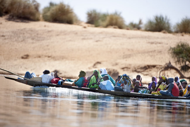 Passeggieri su un'imbarcazione sul fiume Niger
