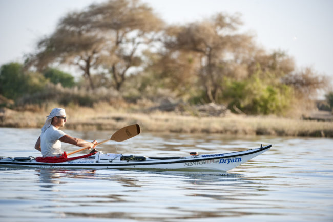 Aldo Mazzocchi in canoa sul fiume Niger