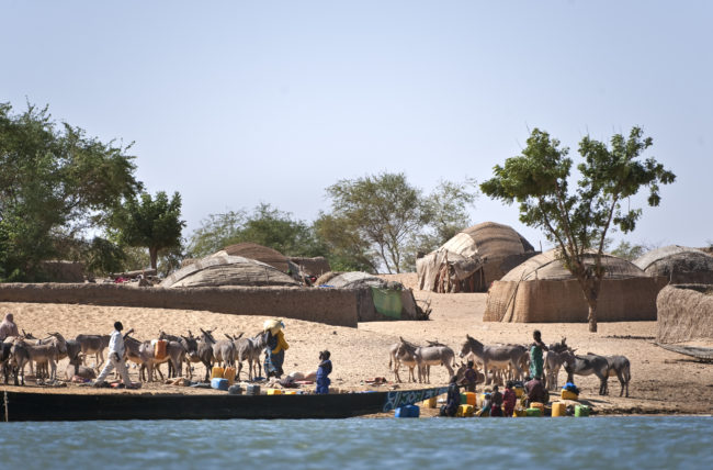 Carico di merce in un villaggio sul fiume Niger