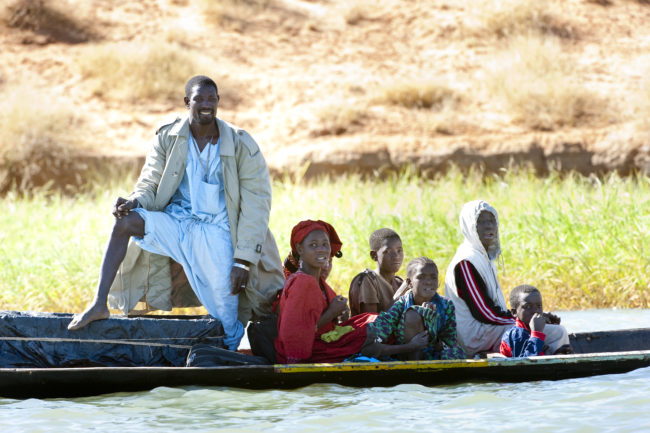 Famiglia su un'imbarcazione che solca il fiume Niger