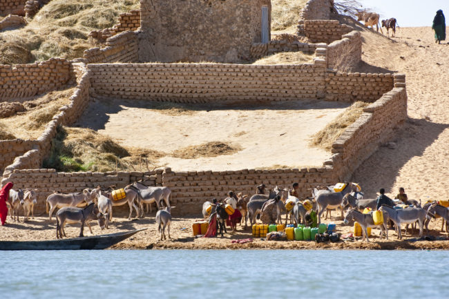 Carico di merce in un vilaggio sul fiume Niger