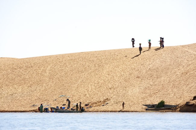 Donne si riforniscono di acqua dal fiume Niger