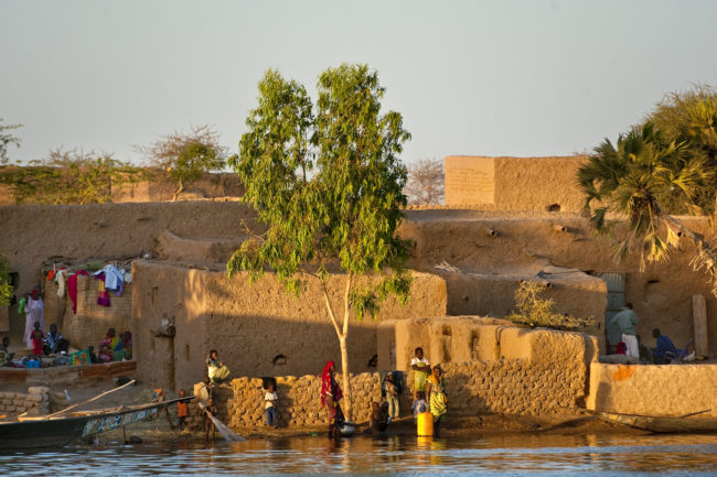 Villaggio sul fiume Niger al tramonto