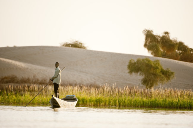 Uomo su imbarcazione sul fiume Niger