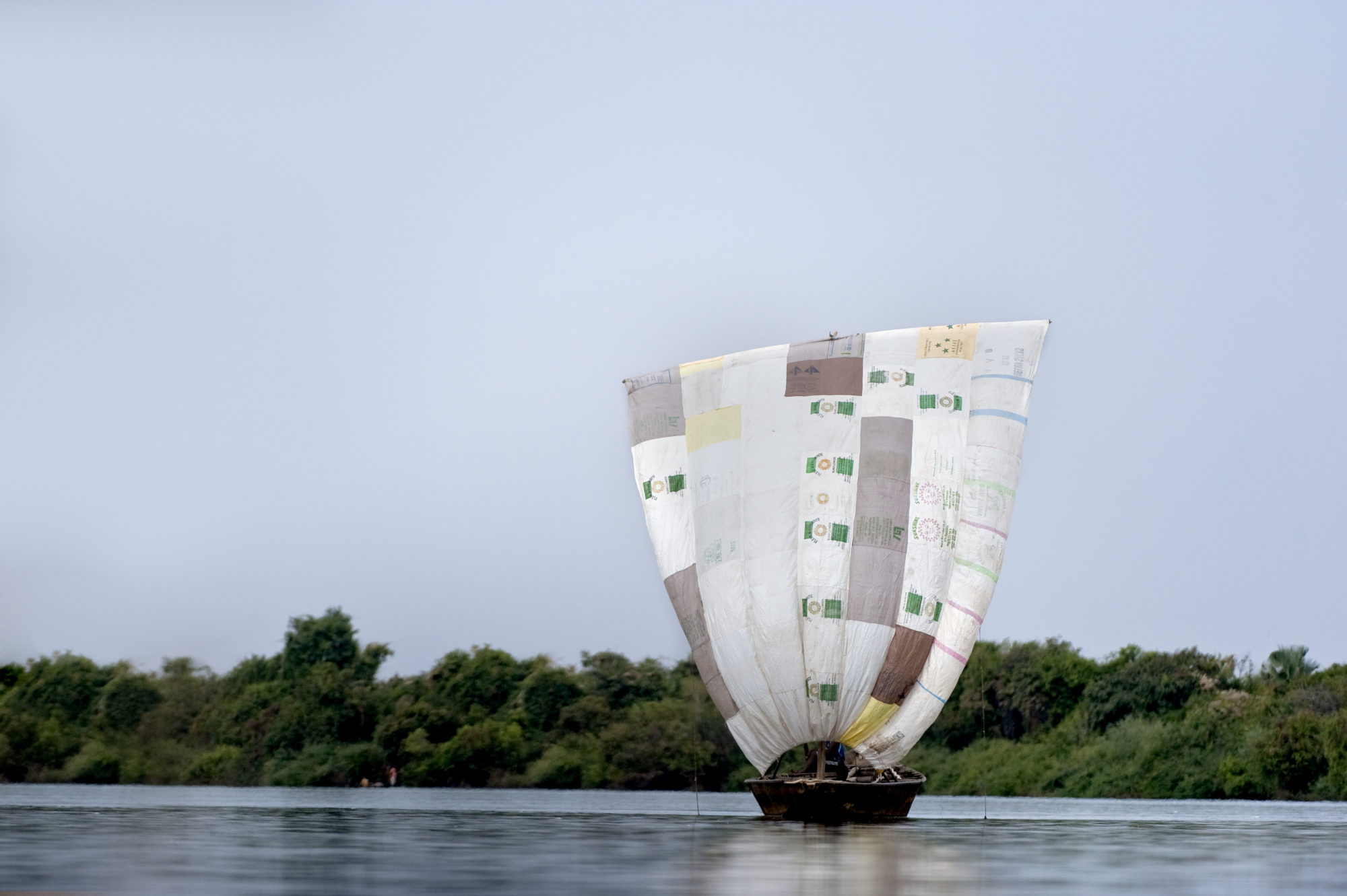Foto di Imbarcazione che naviga sul fiume Niger