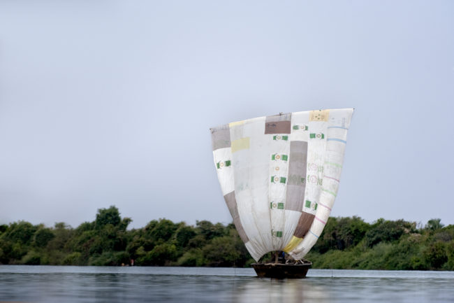 Imbarcazione che naviga sul fiume Niger