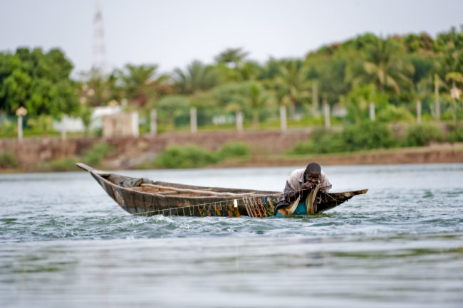 Pescatore sul fiume Niger