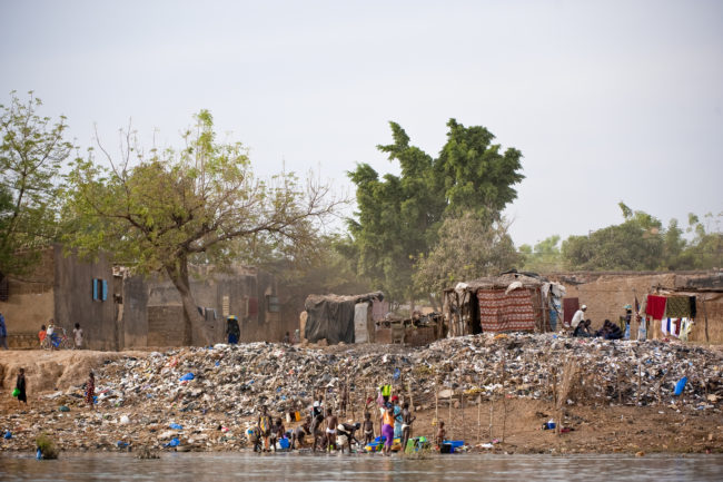 Discarica sul fiume Niger