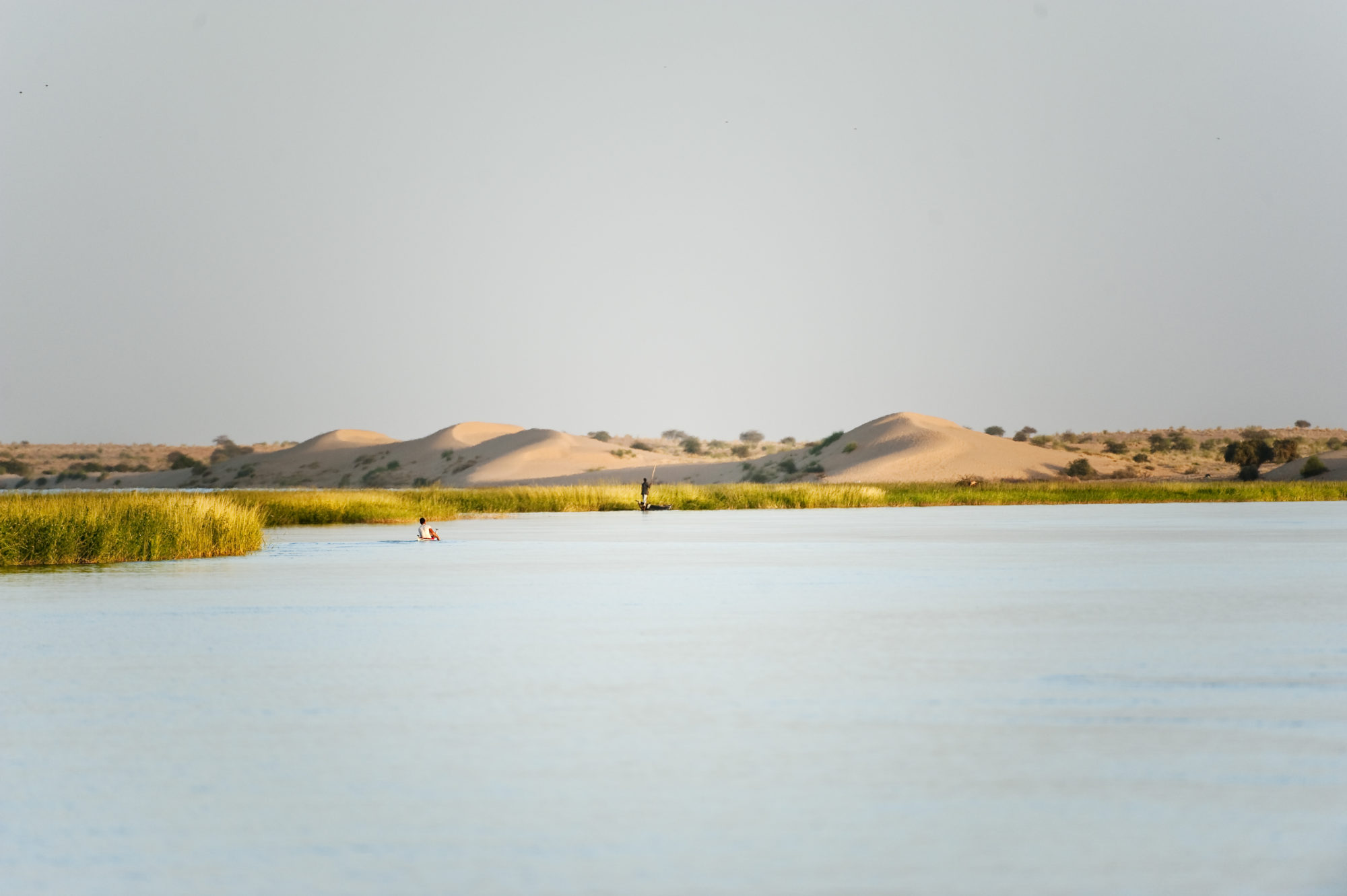 Foto di Aldo Mazzocchi in canoa sul fiume Niger