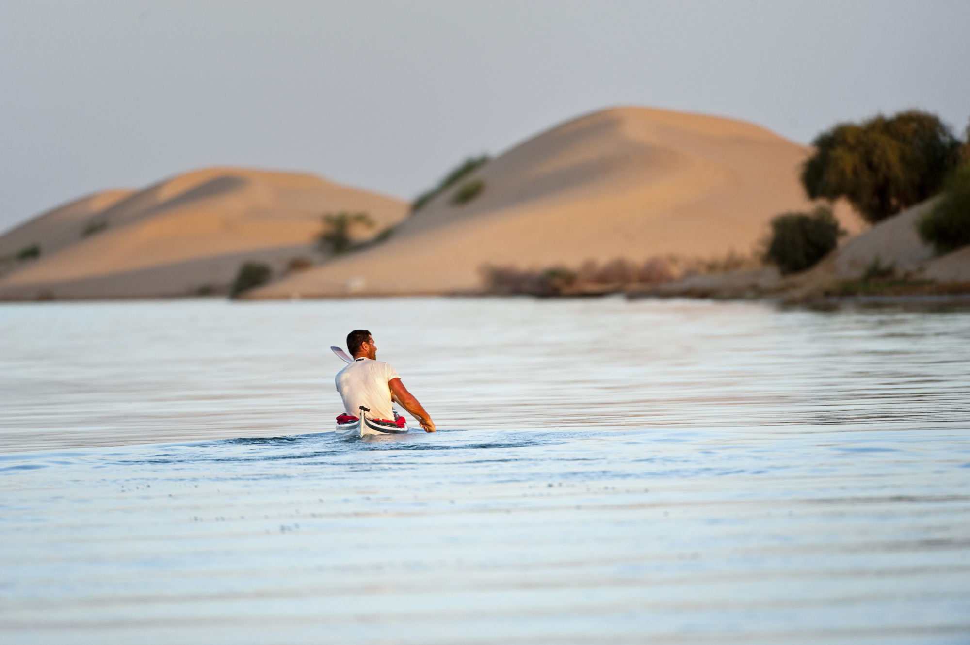 Foto di Aldo Mazzocchi in canoa sul fiume Niger