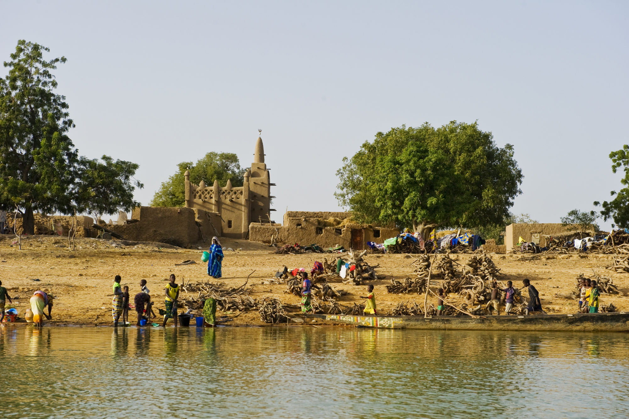 Foto di La moschea di un villaggio in riva al fiume Niger