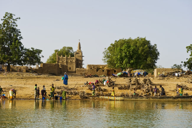 La moschea di un villaggio in riva al fiume Niger