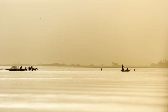 Un tramonto d'oro sul fiume Niger