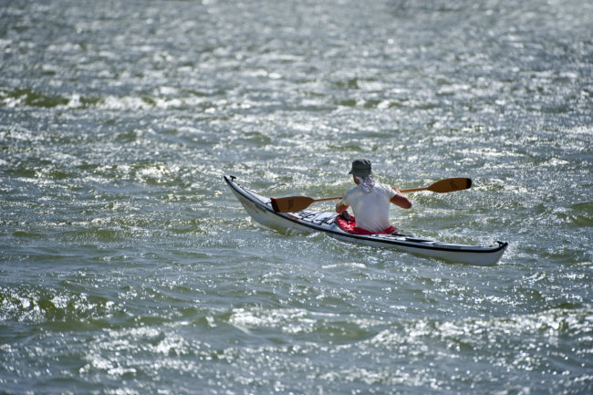 Aldo Mazzocchi in canoa sul fiume Niger